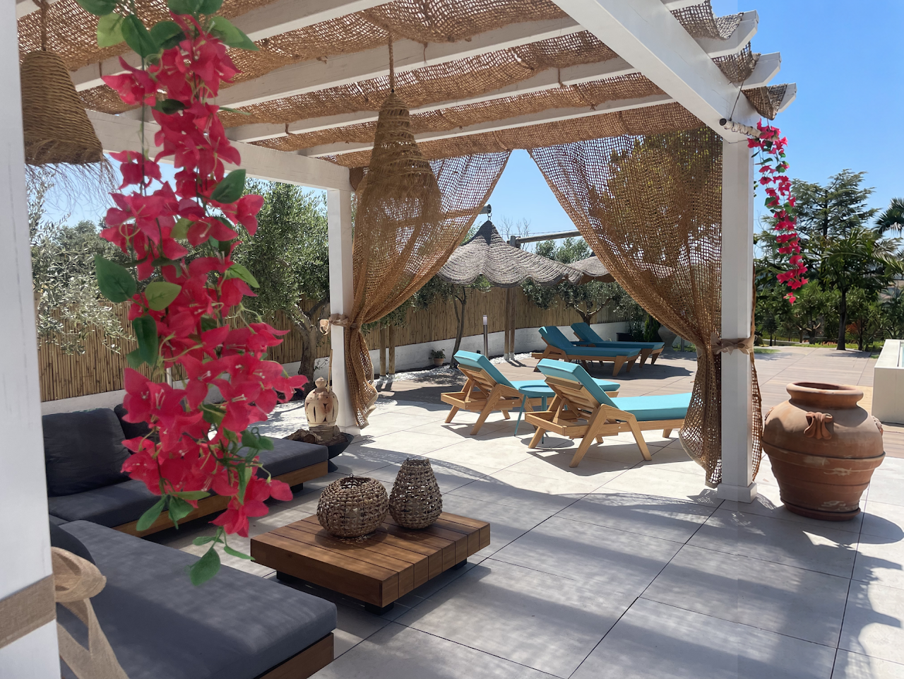Esterni e piscina del B&B Luci della Collina a Tortoreto, Abruzzo