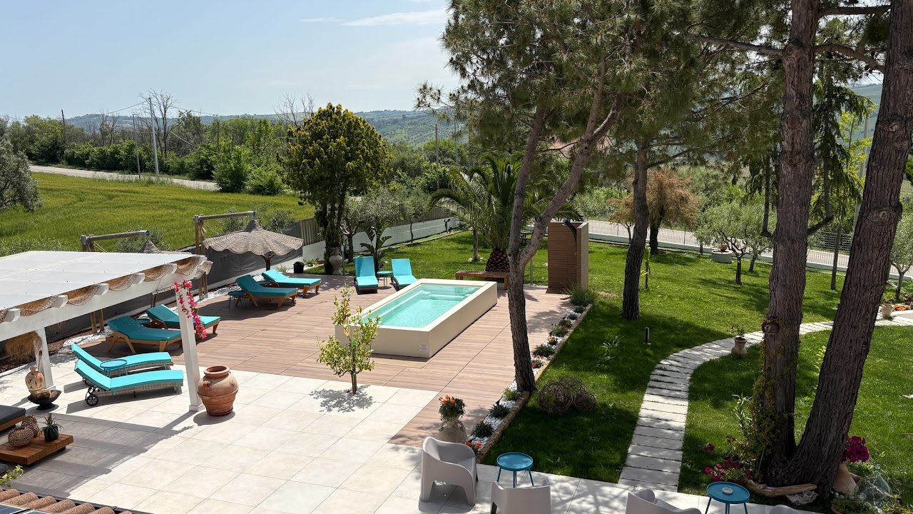 Esterni e piscina del B&B Luci della Collina a Tortoreto, Abruzzo