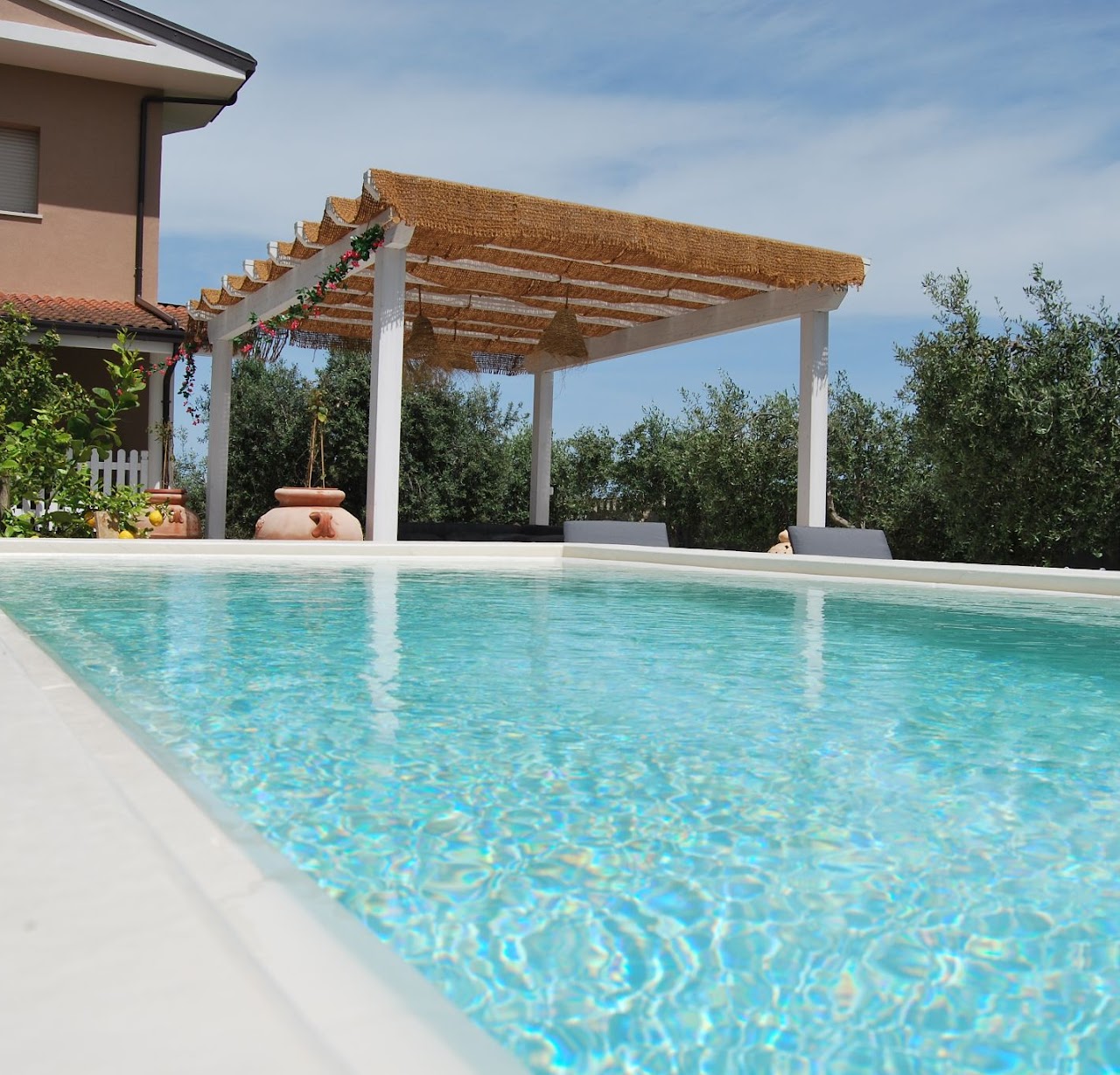 Esterni e piscina del B&B Luci della Collina a Tortoreto, Abruzzo